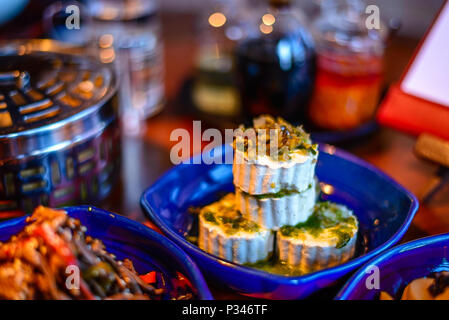 Sortiment an klassischen Nordchina Kalte Vorspeisen im Fine Dining Restaurant: kalte Vorspeise Tofu wird mit fein gehackten Jahrhundert ei gekrönt Stockfoto