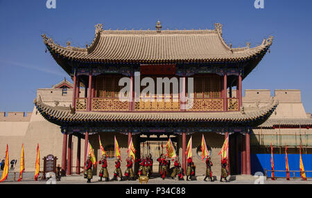 Ming Dynastie wachen Reenactment in Jiayuguan Fort am Jiayu Pass, Jiayuguan, Gansu, China Stockfoto