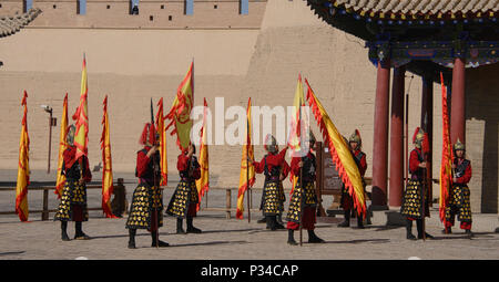 Ming Dynastie wachen Reenactment in Jiayuguan Fort am Jiayu Pass, Jiayuguan, Gansu, China Stockfoto