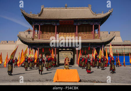Ming Dynastie wachen Reenactment in Jiayuguan Fort am Jiayu Pass, Jiayuguan, Gansu, China Stockfoto