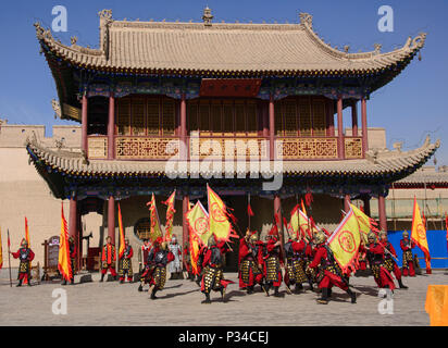 Ming Dynastie wachen Reenactment in Jiayuguan Fort am Jiayu Pass, Jiayuguan, Gansu, China Stockfoto