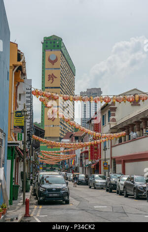 Singapur - Juni 10, 2018: Straße in Chinatown mit Völkern Park im Hintergrund Komplexe Stockfoto