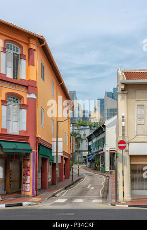 Singapur - Juni 10, 2018: Straße in Chinatown bis looing in Richtung Central Business District. Stockfoto