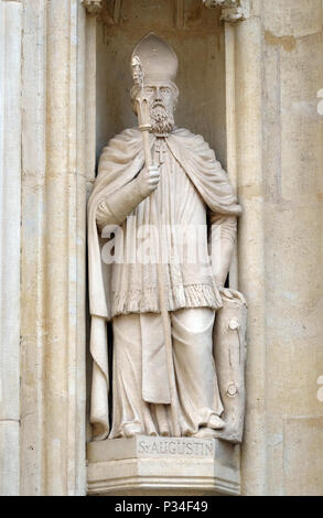 St. Augustinus, Westportal der Kirche des Hl. Markus, Zagreb, Kroatien. Stockfoto