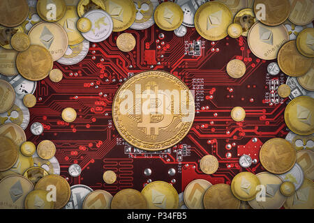 Große Stapel von cryptocurrencies in einem Kreis mit einem goldenen Bitcoin in der Mitte der Hauptplatine auf Hintergrund Stockfoto