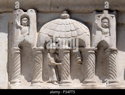 Relief über dem Portal der Kirche San Salvatore in Lucca, Toskana, Italien Stockfoto