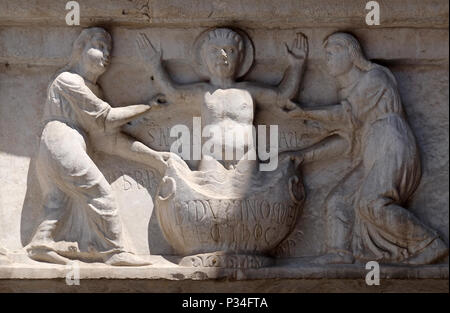 Relief über dem Portal der Kirche San Salvatore in Lucca, Toskana, Italien Stockfoto