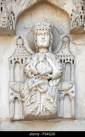 Thronende Madonna, Portal von Santa Maria Forisportam Kirche in Lucca, Toskana, Italien Stockfoto