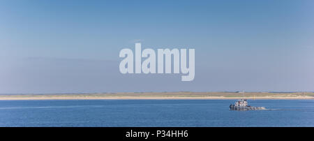 Kleines Fischerboot im Wattenmeer, Niederlande Stockfoto