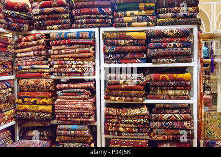 Haufen der persischen Teppichen shop in Yazd. Iran Stockfoto