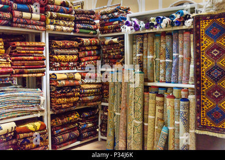 Haufen der persischen Teppichen shop in Yazd. Iran Stockfoto