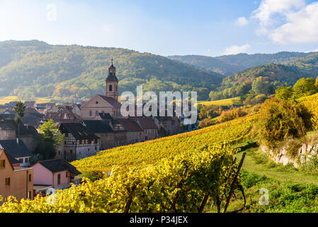 Schönen Herbst Landschaft mit Weinbergen, in der Nähe des historischen Dorf Riquewihr, Elsass, Frankreich - Europa. Bunte Reise- und Weinbereitung Hintergrund. Stockfoto