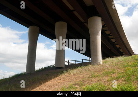 Unterseite Blick auf eine Überführung über die Autobahn M6 an Catthorpe Interchange, Leicestershire, England, Großbritannien Stockfoto