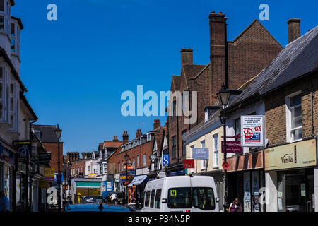 Rickmansworth High Street, einer kleinen Stadt in Hertfordshire, England, UK. Stockfoto