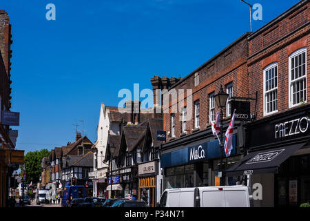 Rickmansworth High Street, einer kleinen Stadt in Hertfordshire, England, UK. Stockfoto