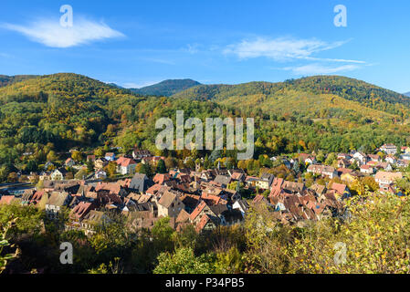 Chateau de Kaysersberg - historisches Dorf in der Weinregion, die Weinberge im Elsass, Frankreich - Europa Stockfoto