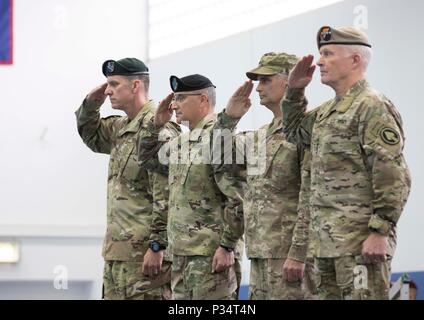 Von links, US-Armee Generalmajor Mark C. Schwartz, US-European Command kommandierenden General Curtis M. Scaparrotti, US Air Force Generalmajor Kirk W. Smith, und US Special Operations Command Kommandierende General Raymond A. Thomas salute bei einem Befehl Zeremonie, Patch Barracks, Stuttgart, 12. Juni 2018. Service Mitglieder aus allen Branchen Service im Wandel der Befehl Zeremonie, wo Schwartz Befehl des US Special Operations Command Europa zu Smith aufgegeben teilgenommen. (U.S. Armee Foto: Staff Sgt. Steven K. Junge) Stockfoto