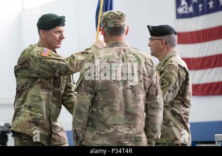 Us-Armee Generalmajor Mark C. Schwartz (links) übergibt die Farben der US Special Operations Command Europa US-European Command kommandierenden General Curtis M. Scaparrotti, symbolisiert der Verzicht auf Befehl beim Wechsel des Befehls Zeremonie, Patch Barracks, Deutschland, 12. Juni 2018. Service Mitglieder aus allen Branchen Service im Wandel der Befehl Zeremonie, wo Schwartz Befehl von SOCEUR zu US Air Force Generalmajor Kirk W. Smith aufgegeben teilgenommen. (U.S. Armee Foto: Staff Sgt. Steven K. Junge) Stockfoto