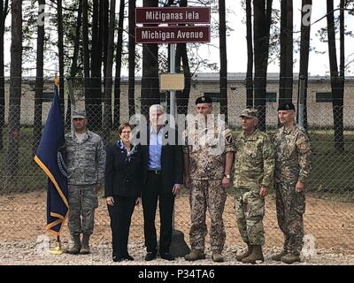 ĀDAZI, Lettland - Michigan Gouverneur Rick Snyder, US-Botschafter in Lettland, Nancy Pettit, Adjutant General von Michigan, Generalmajor Gregor Vadnais, der lettischen Armee Kommandeur, Generalleutnant Leonīds Kalniņs und lettischen Infanterie Brigade Kommandeur, Oberst Ilmārs Lejiņš, enthüllen "Michigan Avenue" an ādaži Militärbasis, Lettland, Dienstag, 12. Juni 2018, die 25-jährige Beziehung zwischen Lettland und Michigan zu gedenken unter den US-amerikanischen National Guard Bureau State Partnership Program (SPP). Die Veranstaltung wurde auch von den USA und Lettische militärische Mitglieder teilnahmen. Nach der Einweihung, die verehrten Besucher t Stockfoto