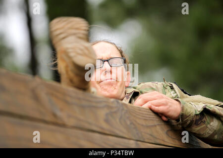 Sgt. Camille Edward, ein Healthcare Spezialist mit 352 Combat Support Hospital, 807Th Medical Command (Support), klettert die Wand Hindernis im 2018 U.S. Army Reserve Command's Best Krieger Wettbewerb in Fort Bragg, North Carolina Juni 10-15. Mehr als 35 Soldaten, die sieben Geografischen Befehlen und 22 Funktionale Befehle, werden in der Woche in einer Vielzahl von Herausforderungen einschließlich Waffen abfeuern, land Navigation konkurrierenden verbringen, die Armee körperliche Fitness zu testen, und verschiedene Geheimnis Veranstaltungen. Diese Herausforderungen werden ihre Fähigkeiten letztendlich Test, Einsatzbereitschaft und Letalität. (U. Stockfoto