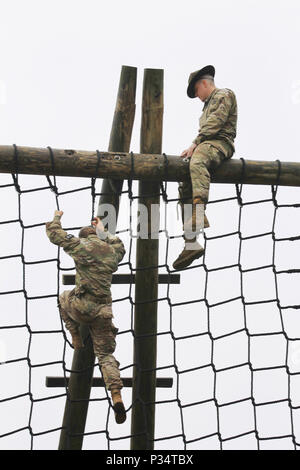 Ein 98Th Abteilung Weiterbildung (erster Eintrag) Drill Sergeant Uhren Sgt. Camille Edward, ein Healthcare Spezialist mit 352 Combat Support Hospital, 807Th Medical Command (Support), manövrieren ein Hindernis bei der 2018 U.S. Army Reserve Command's Best Krieger Wettbewerb in Fort Bragg, North Carolina Juni 10-15. Mehr als 35 Soldaten, die sieben Geografischen Befehlen und 22 Funktionale Befehle, werden in der Woche in einer Vielzahl von Herausforderungen einschließlich Waffen abfeuern, land Navigation konkurrierenden verbringen, die Armee körperliche Fitness zu testen, und verschiedene Geheimnis Veranstaltungen. Diese Herausforderungen werden Ul Stockfoto