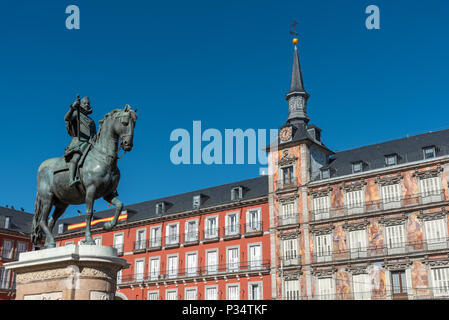 Die Statue des Königs Philipp III. und die schönen Gebäude an der Plaza Mayor in Madrid, Spanien Stockfoto