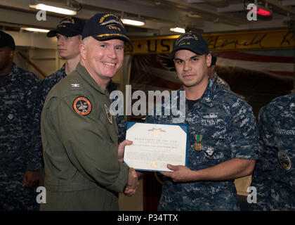 NORFOLK, Virginia (12. Juni 2018) - der bootsmann Mate 2. Klasse Tielor Dietrich, von Stuart's Entwurf, Virginia, auf USS Gerald R. Ford's (CVN 78) deck Abteilung zugewiesen, ist ein Navy und Marine Corps Leistung Medaille vom Kapitän Richard McCormack, Ford's kommandierender Offizier zugesprochen, während einer Auszeichnungen bei Viertel Zeremonie in der Schiff-back. (U.S. Marine Foto von Mass Communication Specialist 3. Klasse Josua Murray) Stockfoto