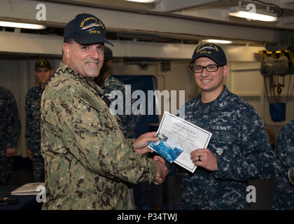 NORFOLK, Virginia (12. Juni 2018) - der bootsmann Mate 2. Klasse Christopher Joseph, von Hazelton, Pennsylvania, zu USS Gerald R. Ford's (CVN 78) deck Abteilung zugewiesen, heißt's Deck Abteilung Petty Officer des Quartals von Lt.Cmdr. Edward Chinone, erste Ford's Leutnant, während einer Auszeichnungen bei Viertel Zeremonie auf dem Vorschiff. (U.S. Marine Foto von Mass Communication Specialist 3. Klasse Josua Murray) Stockfoto