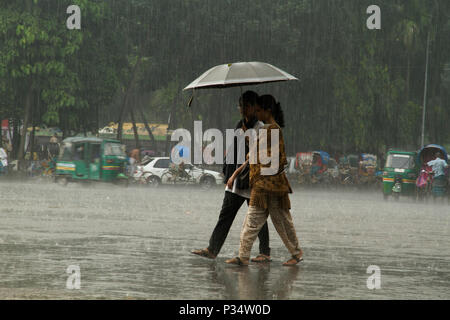 Mädchen gehen durch die Straße während der regnerischen Tag. Dhaka, Bangladesch. Stockfoto