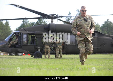 Ein Kader Mitglied weicht von der UH-60 Black Hawk Hubschrauber während des Betriebs um Veranstaltung in der U.S. Army Reserve 2018 besten Krieger Wettbewerb in Fort Bragg, North Carolina, 13. Juni 2018. Us-Armee Reservisten konkurrieren alle Tag und in die Nacht, sich auf jeden Fall während der 6-tägigen 2018 U.S. Army Reserve Bester Krieger Wettbewerb. (U.S. Armee finden Foto von SPC. Devin A. Patterson) (freigegeben) Stockfoto