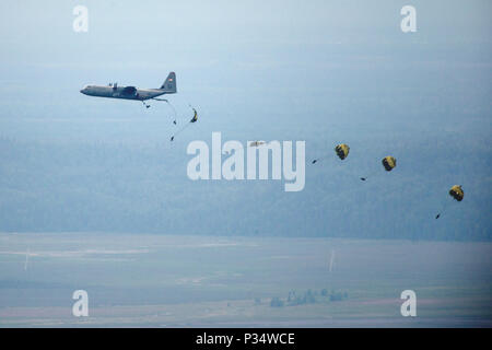 Fallschirmjäger ab der 4 Infantry Brigade Combat Team (Airborne), 25 Infanterie Division, U.S. Army Alaska und die 1 Airborne Brigade, japanischen Boden Verteidigung-kraft Sprung von einem US Air Force C-130J Super Hercules aus Yokota Air Base, Japan während der Durchführung eines bilateralen Airborne Ausbildung Übung während der Arktischen Aurora bei Joint Base Elmendorf-Richardson, Alaska, 12. Juni 2018. Arktis Aurora ist eine jährliche bilaterale Übung, in denen Elemente von der spartanischen Brigade und der JGSDF, die konzentriert sich auf die Stärkung der Beziehungen zwischen den beiden, indem sie kombiniert die kleine Einheit Airborne profici Stockfoto