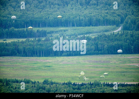 Fallschirmjäger ab der 4 Infantry Brigade Combat Team (Airborne), 25 Infanterie Division, U.S. Army Alaska und die 1 Airborne Brigade, japanischen Boden Verteidigung-kraft Land auf malemute Drop Zone während der Durchführung eines bilateralen Airborne Ausbildung Übung während der Arktischen Aurora bei Joint Base Elmendorf-Richardson, Alaska, 12. Juni 2018. Arktis Aurora ist eine jährliche bilaterale Übung, in denen Elemente von der spartanischen Brigade und der JGSDF, die auf die Stärkung der Bindungen zwischen den beiden durch Ausführen von kombinierten kleine Einheit airborne Kenntnisse und grundlegende Kleinwaffen Treffsicherheit wi konzentriert sich Stockfoto