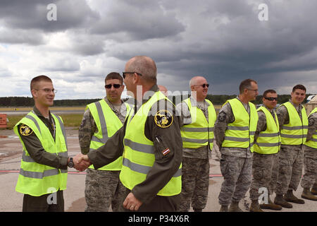 RIGA, Lettland - Brig. General John D. Slocum, der Kommandant der 127 Selfridge Air National Guard Base, Mich., greats die Flieger der 127 Luftbetankung Gruppe am Flughafen Riga, Lettland, während Sabre Streik 18. Am 12. Juni 2018. Sabre Streik ist ein langjähriger US-Army Europe - LED-kooperative Übung, für die Bereitschaft und die Interoperabilität zwischen den Verbündeten und Partnern in der Region zu verbessern. (U.S. Air Force Foto von Master Sgt. David Kujawa) Stockfoto