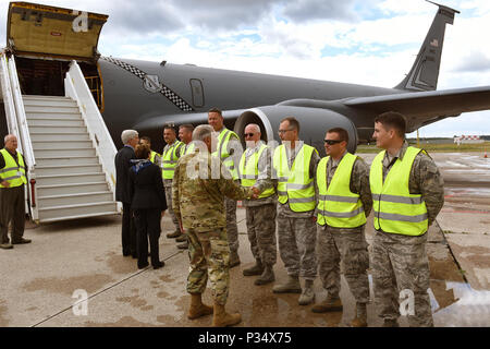 RIGA, Lettland - reg. Rick Snyder, Michigan, Botschafter Nancy Bikoff Pettit, Lettland, Generalmajor Gregory J. Vadngis, Adj. Gen. der Mich., National Guard, grüße die Flieger der 127 Air Refuelling Group, am 12. Juni 2018 zum Internationalen Flughafen Riga, Lettland, für Sabre Streik 18 eingesetzt. Sabre Streik ist ein langjähriger US-Army Europe - LED-kooperative Übung, für die Bereitschaft und die Interoperabilität zwischen den Verbündeten und Partnern in der Region zu verbessern. (U.S. Air Force Foto von Master Sgt. David Kujawa) Stockfoto