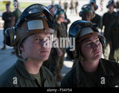 Us Marine Corps Cpls. Paul Johnson und Andrew Stringer, Marine Light Attack Helicopter Squadron 773 Crew Chief (links), und flightline Mechaniker (links), beobachten Sie die Türen eines US Air Force C-17 Globemaster III von der 305th Air Mobility Wing geöffnet während der Marine Flugzeuge 2018 Gruppe 49 kombinierte Waffen Übung auf Joint Base Mc Guire-Dix - Lakehurst, New Jersey, 12. Juni 2018. Johnson und Stringer sagten, daß sie nie gesehen haben, die innerhalb einer C-17 und waren beeindruckt, dass die C-17 in der Lage war, US Marine Corps Flugzeuge AH-1 SuperCobra und CH-53 Sea Stallion im inneren Raum zu passen. (U.S. Air F Stockfoto