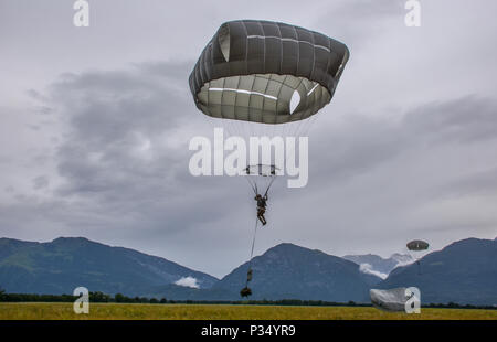 Ein Sturm braut sich als fallschirmjäger von der 173Rd Airborne Brigade auf die Drop Zone in Norditalien absteigt. Dieser Fallschirm Angriff namens "Rock Drop' ist ein Bataillon und Beschlagnahme der angefochtenen Gebiet ist eine gemeinsame Operation zwischen 2-503 rd Infanterie (der Fels), unterstützt durch Italienische Fallschirmjäger. Die 173Rd Airborne Brigade ist die Kontingenz Response Force für die US-Armee in Europa, Afrika und dem Nahen Osten in der Lage, Bereitstellung bereit Kräfte innerhalb von 18 Stunden nach der Benachrichtigung. Stockfoto