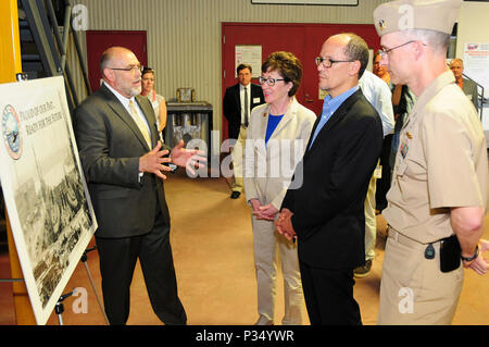 KITTERY, Maine - 5/27/15 - Portsmouth Naval Shipyard (PNS) Stellvertretender Public Affairs Officer Gary Hildreth, Links, unterweist US-Senatorin Susan Collins (R-Maine), US-Staatssekretär für Arbeit, Thomas Perez und PNS kommandierenden Offizier, U.S. Navy Capt Bill Greene bei PNS in Kittery am Mittwoch. Die Delegation besuchte Badewanne Bügeleisen funktioniert in Badewanne und Portsmouth Naval Shipyard in Kittery privater und öffentlicher Partnerschaften Lehrstellen Unterstützung in der maritimen Industrie zu fördern. Stockfoto