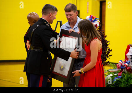 Jäger A. Northcutt's Vater, Marty Northcutt, Schwester Tori Northcutt, erhalten die ehrenamtlichen Marine Award in seiner Ehre von Oberst Jeffrey C. Smitherman, 6 Marine Corps Bezirk kommandierenden Offizier, bei Pelham Grundschule, Pelham, Tennessee, 13. Juni 2018. Jäger zum Honorarprofessor Marine posthum von Gen. Robert B. Neller, Kommandant der Marine Corps unterschieden, für die die Marine die zentralen Werte von Ehre, Mut und Engagement. (U.S. Marine Corps Foto von Sgt. Mandaline Castillo) Stockfoto