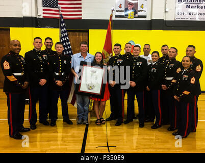 Nach rechts, Sgt. Maj. Cortez L. Braun, Maj. Jonathan W. Landers, Gunnery Sgt. Isaac M. Ishak, Pfc. Gavin G. Northcutt, Marty Northcutt, Tori Northcutt, Oberst Jeffrey C. Smitherman, Staff Sgt. Brian D. Raney, Kapitän Kyle R. Kuhn, pensionierter Master Sgt. Bud Schell, Kapitän Asien Pastor, Gunnery Sgt. Nathan D. Mitchaner, Staff Sgt. Jon S. Slayton, Sgt. Maj. Rena M. Bruno und Staff Sgt. James B. Benham stand mit Ehrenamtlichen Marine Jäger A. Northcutt's Award im Pelham Grundschule, Pelham, Tennessee, 13. Juni 2018. Nur der Kommandant des Marine Corps kann eine Person benennen, die offiziell als Stockfoto