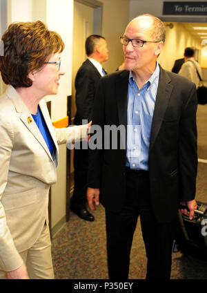 PORTLAND, Maine - 5/27/15 - Die US-Staatssekretär für Arbeit, Thomas Perez begrüßt US-Senatorin Susan Collins (R-Maine) am Mittwoch an der Portland Jetport vor einer Pressekonferenz. Sie besuchen Badewanne Bügeleisen funktioniert in Badewanne und Portsmouth Naval Shipyard in Kittery privater und öffentlicher Partnerschaften für die Lehrlingsausbildung in der maritimen Industrie zu fördern. Stockfoto