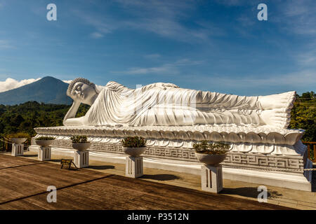 Statue des schlafenden Buddha an Vihara Dharma Giri, Buddhistischen Tempel im Dorf von Pupuan in Tabanan, West Bali, Indonesien Stockfoto