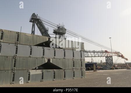 SHUIABA PORT, Kuwait - zur Unterstützung des nautischen Horizont 2018, Internationale Organisation für Normung Pakete (ISOPAK) für die Roll-on/Roll-off-Entlastung und die Barge Derrick Kran sind so positioniert, dass die RRDFs kann gebaut werden und für die Logistik-über-die-Shore-Mission. Nautische Horizont 2018 ist eine 2-stufige U.S. Army Central/(USARCENT)/Coalition Forces Land Component Command (CFLCC) Übung, führt eine Armee Watercraft Brigade Inspektion Aufklärung Übung (BIREP) auf Armee vorpositioniert Website (APS-5) Schiffe in Verbindung mit einer Logistik-über-die-shore (LOSE Stockfoto