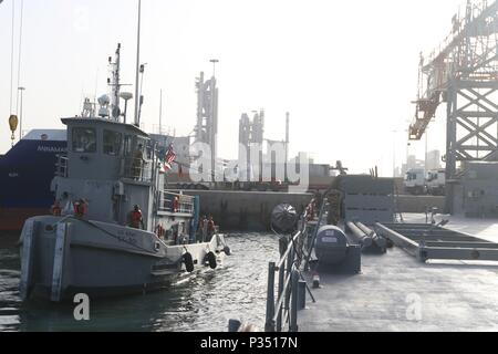 SHUIABA PORT, Kuwait - Soldaten mit der 331 Transport Unternehmen, Joint Base Langley-Eustis, Virginia basieren, stellen Sie sicher, dass Ihr Schiff ist in der Lage, Port sicher Neben dem Lastkahn Derrick Kran, Juni 12. Die 331. Trans. Co. in Zusammenarbeit mit dem 38Th Sustainment Brigade als Teil der Übung. Nautische Horizont 2018 ist eine 2-stufige U.S. Army Central/(USARCENT)/Coalition Forces Land Component Command (CFLCC) Übung, führt eine Armee Watercraft Brigade Inspektion Aufklärung Übung (BIREP) auf Armee vorpositioniert Website (APS-5) Schiffe in Verbindung mit einer Logistik-über-die-shore Stockfoto