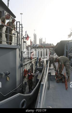 SHUIABA PORT, Kuwait - Soldaten mit der 331 Transport Unternehmen, Joint Base Langley-Eustis, Virginia basieren, stellen Sie sicher, dass Ihr Schiff ist in der Lage, Port sicher Neben dem Lastkahn Derrick Kran, Juni 12. Die 331. Trans. Co. in Zusammenarbeit mit dem 38Th Sustainment Brigade als Teil der Übung. Nautische Horizont 2018 ist eine zweistufige USARCENT/CFLCC Übung, führt eine Armee Watercraft Brigade Inspektion Aufklärung Übung (BIREP) auf Armee vorpositioniert Website (APS-5) Schiffe in Verbindung mit einer Logistik-über-die-shore (Lose). (Foto: Staff Sgt. Charlotte Reavis, 143d Stockfoto