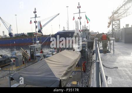 SHUIABA PORT, Kuwait - Soldaten mit der 331 Transport Unternehmen, Joint Base Langley-Eustis, Virginia basieren, stellen Sie sicher, dass Ihr Schiff ist in der Lage, Port sicher Neben dem Lastkahn Derrick Kran, Juni 12. Die 331. Trans. Co. in Zusammenarbeit mit dem 38Th Sustainment Brigade als Teil der Übung. Nautische Horizont 2018 ist eine zweistufige USARCENT/CFLCC Übung, führt eine Armee Watercraft Brigade Inspektion Aufklärung Übung (BIREP) auf Armee vorpositioniert Website (APS-5) Schiffe in Verbindung mit einer Logistik-über-die-shore (Lose). (Foto: Staff Sgt. Charlotte Reavis, 143d S Stockfoto