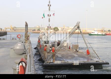 SHUIABA PORT, Kuwait - Staff Sgt. Peter Rogone, watercraft Operationen sergeant Zum 331. Transportation Company, vergeben auf der Grundlage von Joint Base Langley-Eustis, Virginia, beobachtet als 331. Trans. Co.Schiffe ziehen Sie neben dem Lastkahn Derrick Kran, Juni 12. Die 331. Trans. Co startet der Roll-on/Roll-off-Entlastung Einrichtungen die Logistik-über-dem Ufer Mission zu unterstützen. Nautische Horizont 2018 ist eine zweistufige USARCENT/CFLCC Übung, führt eine Armee Watercraft Brigade Inspektion Aufklärung Übung (BIREP) auf Armee vorpositioniert Website (APS-5) Schiffe in Verbindung wi Stockfoto