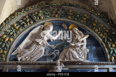 Lunette der Verkündigung, in der Schule Andrea Della Robbia, Basilika von San Frediano, Lucca, Toskana, Italien Stockfoto