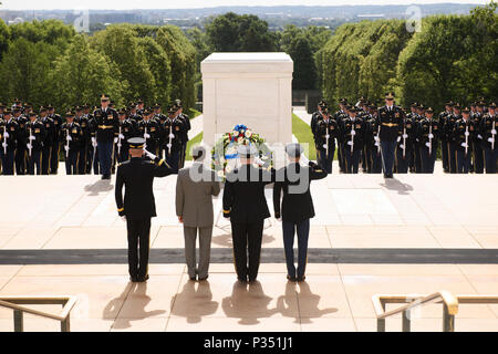 (Von links nach rechts) Generalmajor Michael L. Howard, Kommandierender General, Joint Force Headquarters - National Capital Region und der US-Armee militärische District von Washington, Dr. Mark T. Esper, Sekretär der Armee; Gen. Mark A. Milley, Stabschef der Armee; und Sgt. Maj Daniel A. Dailey, Sergeant Major der Armee, Ehren während eine Armee voller Ehre Kranzniederlegung Zeremonie am Grab des Unbekannten Soldaten, Arlington, Virginia, 14. Juni 2018 machen. Die Kranzniederlegung im Geburtstag der Armee gefeiert. (U.S. Armee Foto von Joseph B. Lawson) Stockfoto