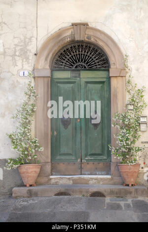 Wohn- tür Detail aus der mittelalterlichen Stadt Lucca, Toskana, Italien Stockfoto