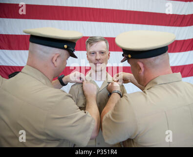 180615-N-AJ 467-0009 Norfolk, Virginia (15. Juni 2018) Chief's Machinist Mate Sean Bunney, von Saratoga Springs, New York, ist frocked in den Rang eines Senior Chief Petty Officer an Bord der Flugzeugträger USS George H.W. Bush (CVN 77). Zwölf neue Senior Chief Petty officers frocking wurden während einer Zeremonie in den Hangar bay festgesteckt. (U.S. Marine Foto von Mass Communication Specialist 3. Klasse Darien Weigel) Stockfoto